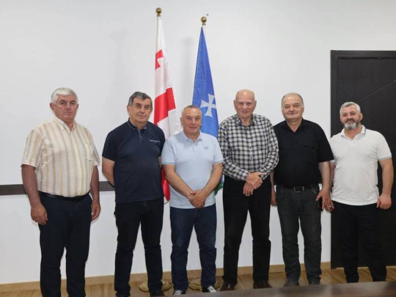ცაგერის მუნიციპალიტეტის მერი, ჭაბუკი ჭაბუკიანი, მოადგილეებთან  ერთად, ღვაწლმოსილ...